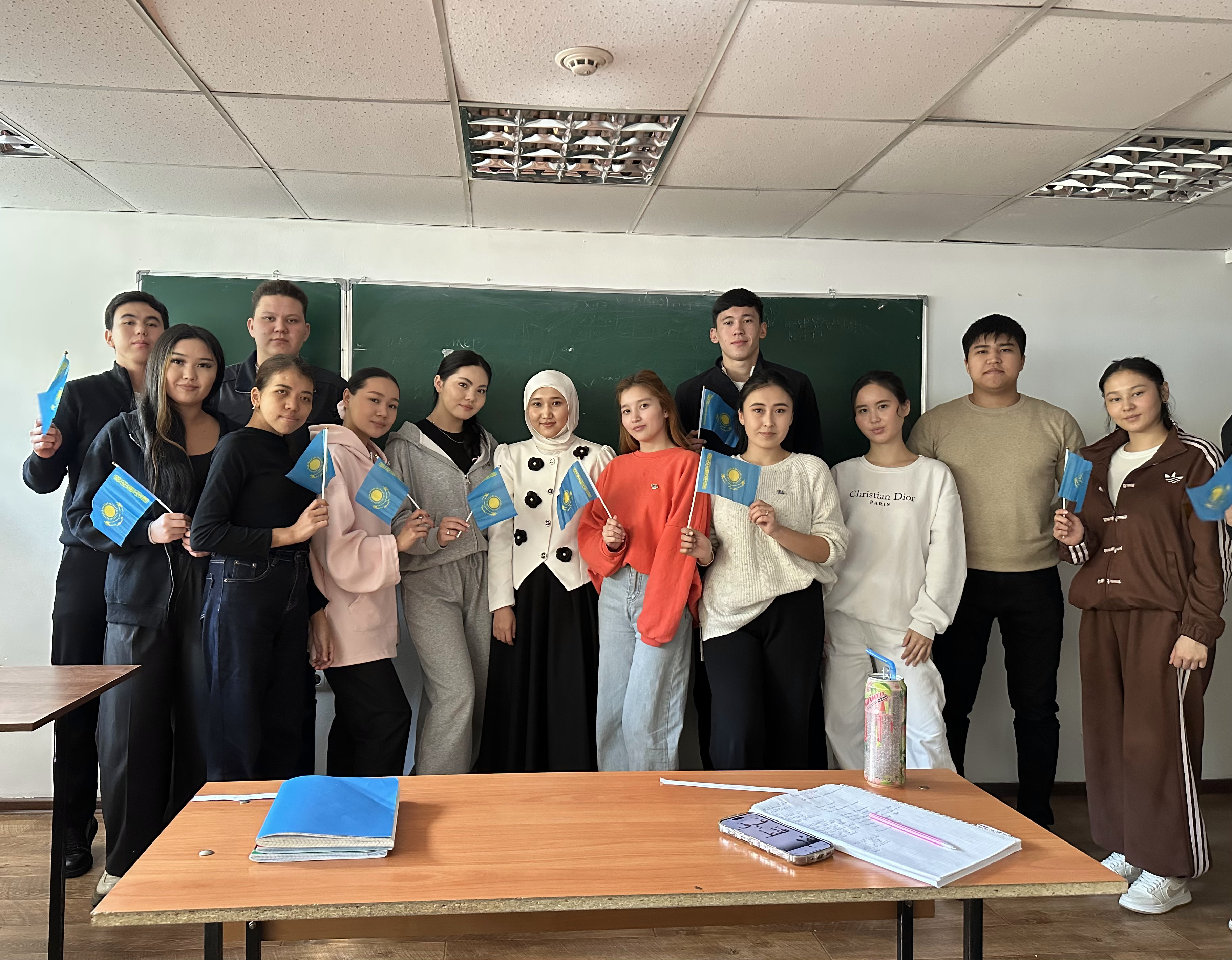 ҚазҰУ студенттері «Республика күні – Тәуелсіз елдің тұғыры» атты тәрбие сағатына қатысты